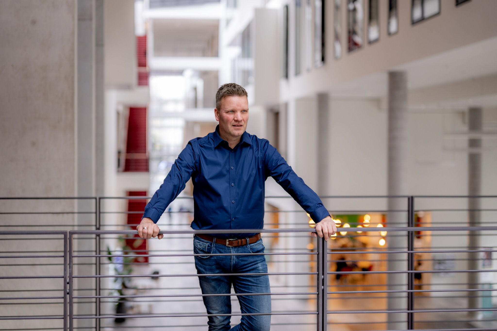 Christopher Bartsch hinter einer Gitterstruktur